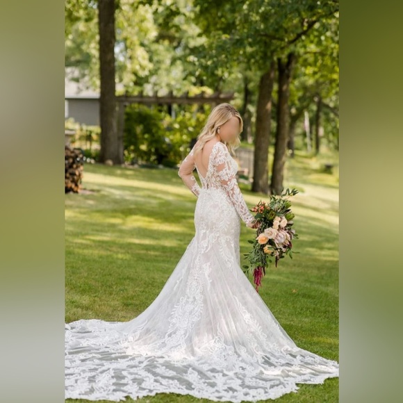 Martina Liana 1111 Embroidered French Lace Sleeve Wedding Dress & Lace Train - Picture 6 of 7